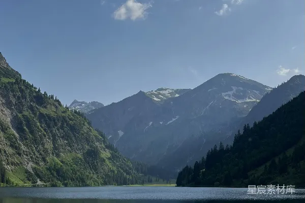 高清摄影 山间一片蓝天下，湖水环绕。
