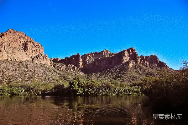 高清摄影 背景中有座岩石山的水域