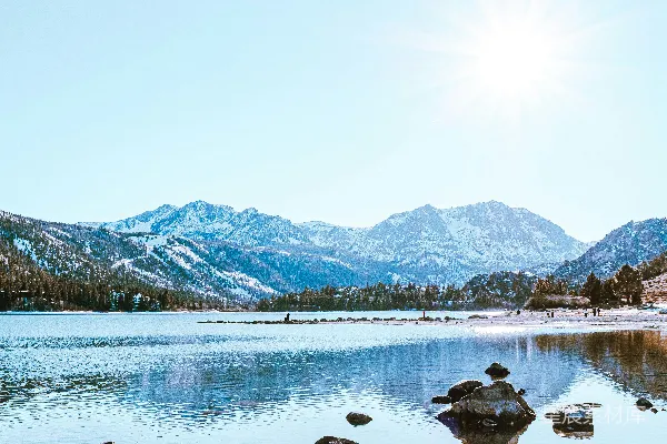 高清摄影 湖畔雪覆盖的山峰在白天