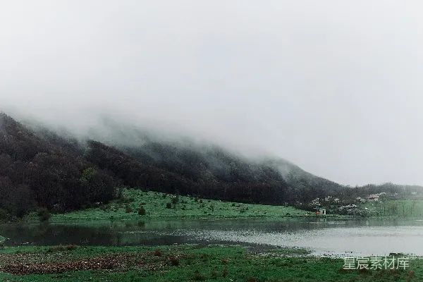 高清摄影 中间有一片水域的田野