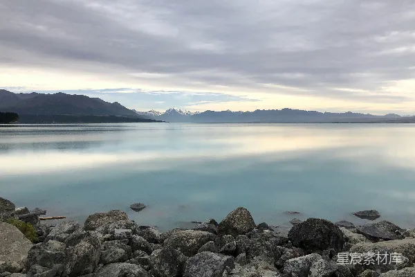 高清摄影 背景有一片水域的岩石海岸。