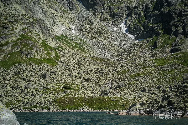 高清摄影 高山湖泊映照着崎岖的地形。