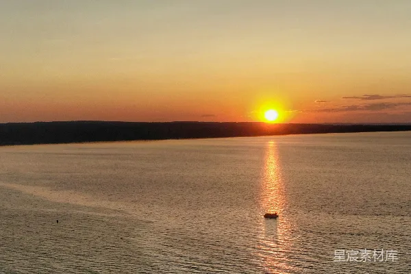 高清摄影 夕阳西下，海面上停着一艘船。