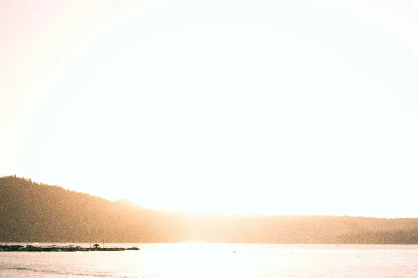 高清摄影 白天海岬站立的人的轮廓