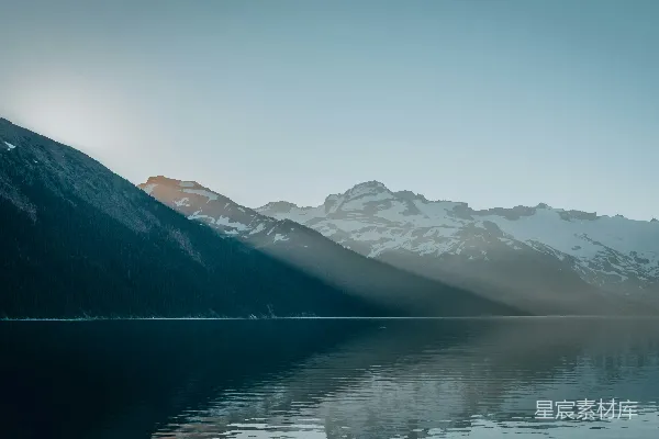 高清摄影 山 near 体 of water