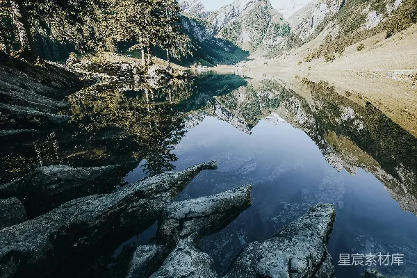 高清摄影 平静的湖面倒映着山和树。