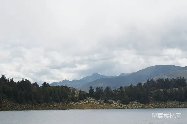 高清摄影 一片被山环绕的大片水域