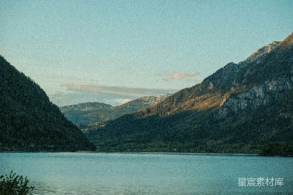 高清摄影 一片被山环绕的大片水域