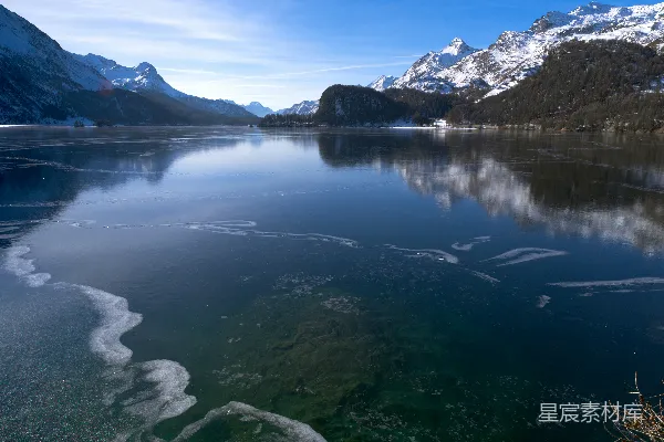 高清摄影 冰湖周围有白雪覆盖的山峦和湛蓝的天空