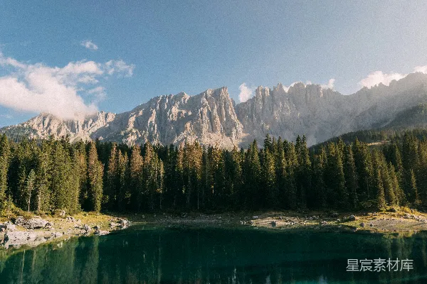 高清摄影 环绕着树木和山丘的水域