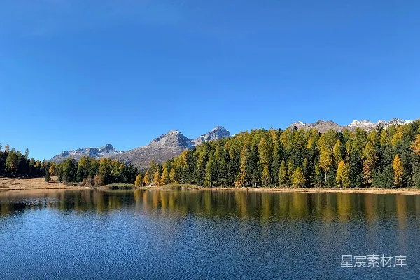 高清摄影 秋湖与远山间的一片落叶