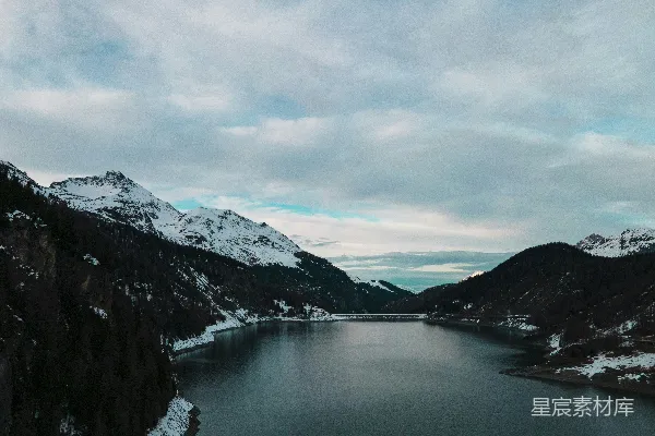 高清摄影 环绕着山的大片水域