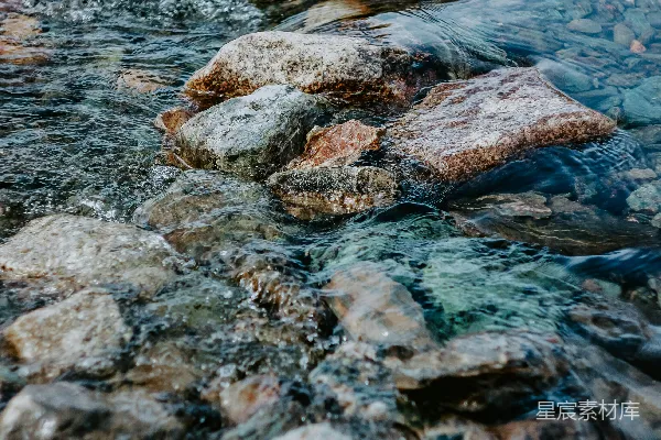 高清摄影 棕色和灰色的岩石漂浮在水面上。