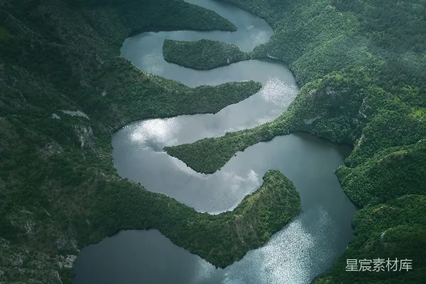 高清摄影 一条河流穿过一片翠绿的山谷