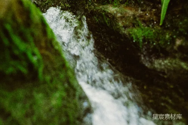 高清摄影 水穿岩石间