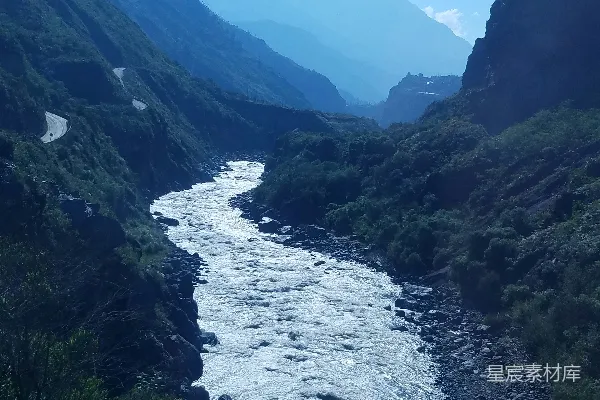 高清摄影 绿田间流淌的河流