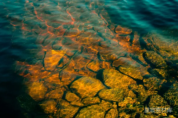高清摄影 白天棕色的石头 submerged 在水下。