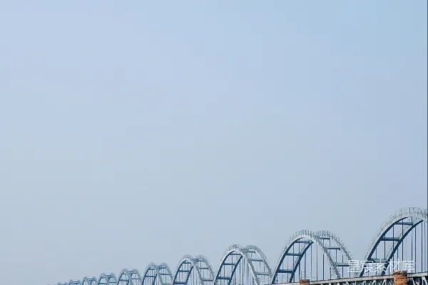 高清摄影 一段跨越大水体的长桥