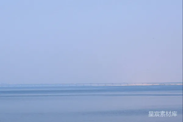 高清摄影 一群人在一艘小船上漂浮在一大片水面上。