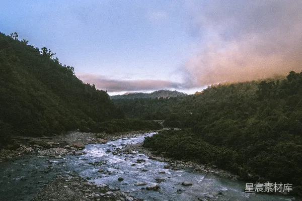高清摄影 云遮天下的被植物环绕的水域