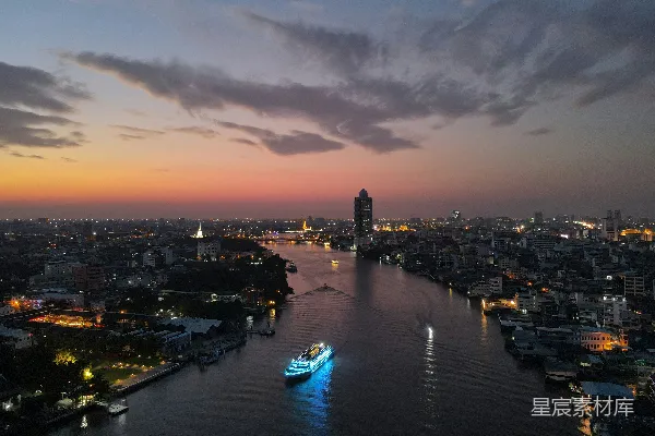 高清摄影 有河和船的城市