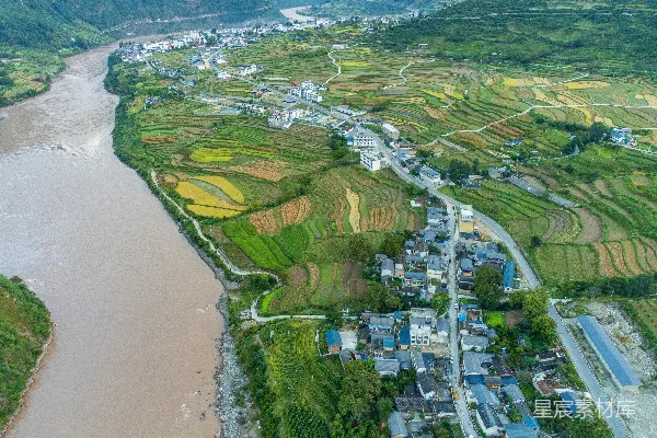 高清摄影 一个村庄和河流的空中俯视图