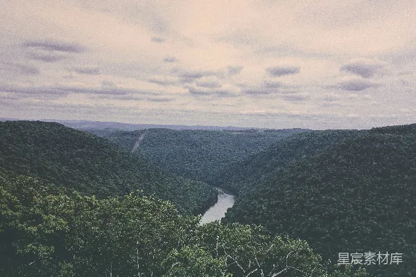 高清摄影 山间阴沉的天空