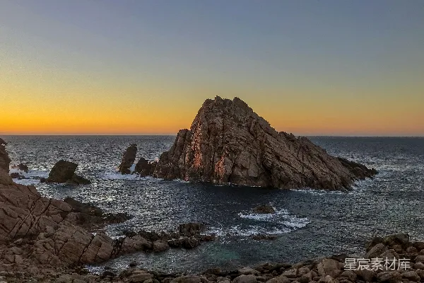 高清摄影 海边岩石在日落时形成的景象