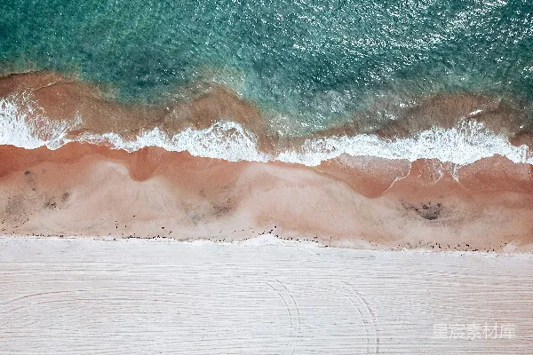 高清摄影 海滩上的海浪拍击