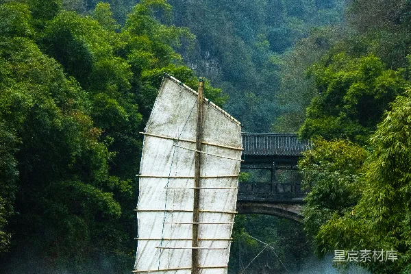 高清摄影 河里一艘小船上的一个人