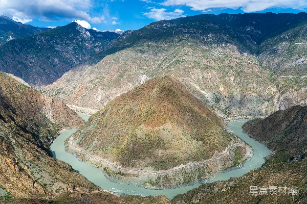 高清摄影 一条河流穿过山谷的景象