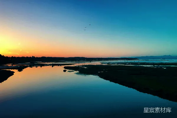高清摄影 夕阳落下在一片水域之上