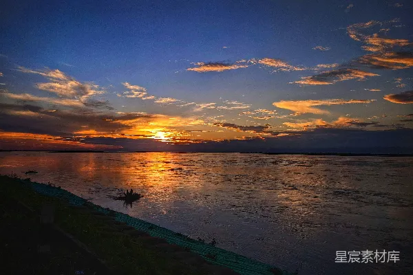 高清摄影 夕阳落下在一片水域之上