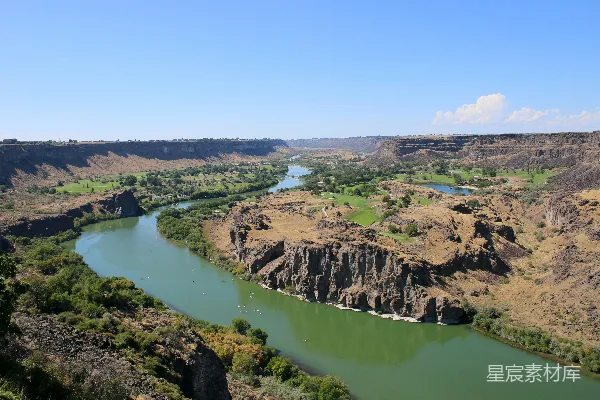 高清摄影 一条河流穿过一片翠绿的山谷
