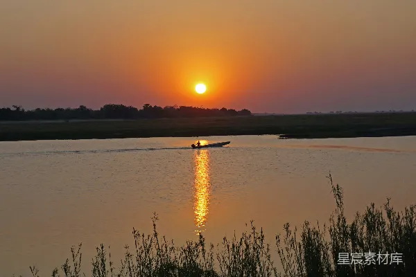 高清摄影 夕阳落下在一片水域之上