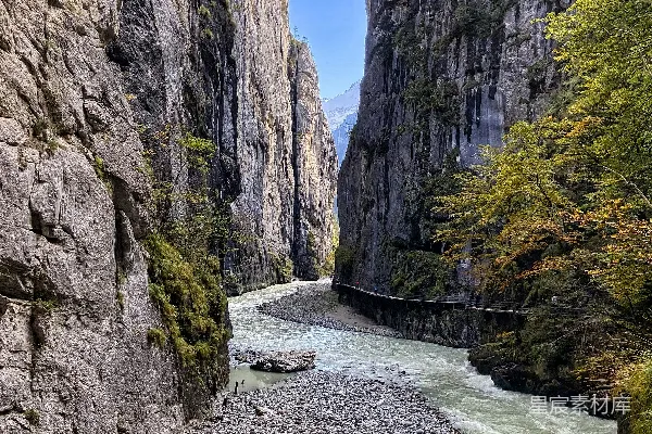 高清摄影 山间河水分割蓝天下白昼时