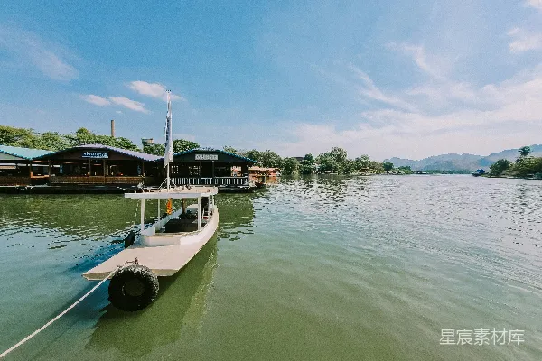 高清摄影 湖边一艘船系在码头上