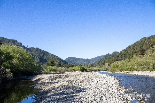 高清摄影 一条河蜿蜒穿过山间山谷。