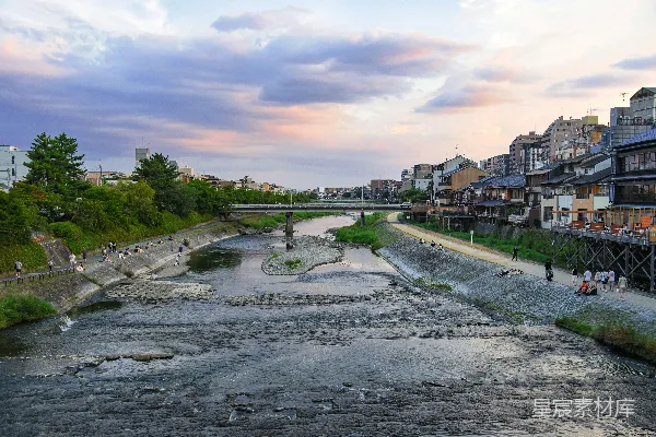 高清摄影 一条河流穿流于一座城市旁边，旁边是高大的建筑。