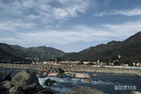 高清摄影 围绕着岩石和山脉的一片水域