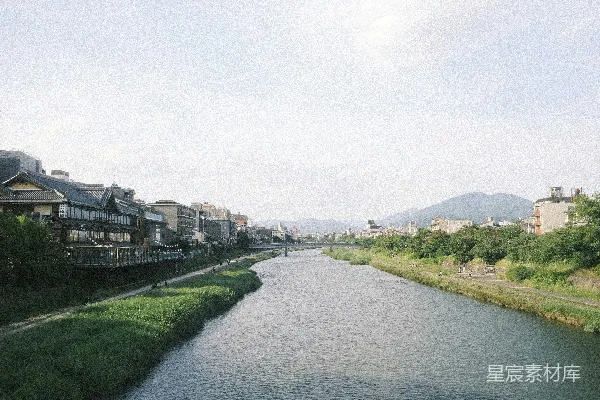 高清摄影 一条河流穿过一片浓绿的乡村景色