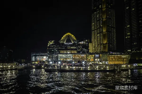 高清摄影 夜晚城市旁边一大片水域