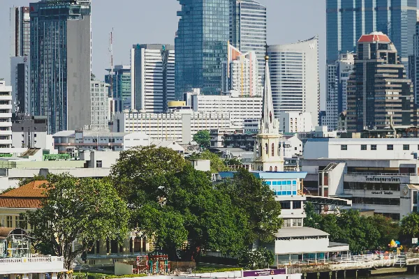 高清摄影 城市 skyline 与前景中的一片水域相映成趣