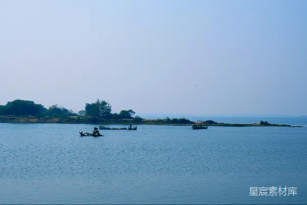 高清摄影 一群船只漂浮在一大片水面上