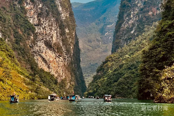 高清摄影 山间一条河上的船只群