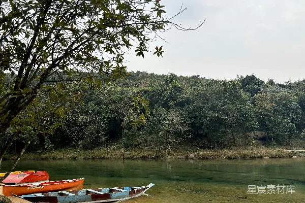 高清摄影 几艘停在水中的船
