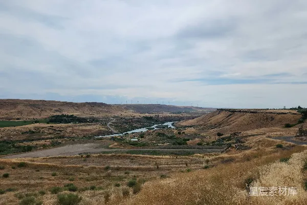 高清摄影 远处一条道路和一条河流的景象