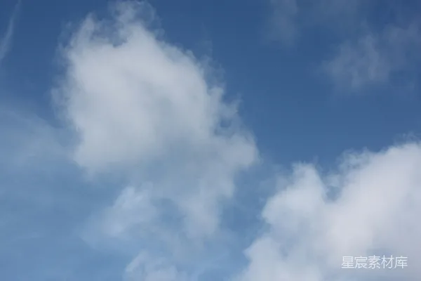 高清摄影 一架飞机穿行在一片云层中的蔚蓝天空中