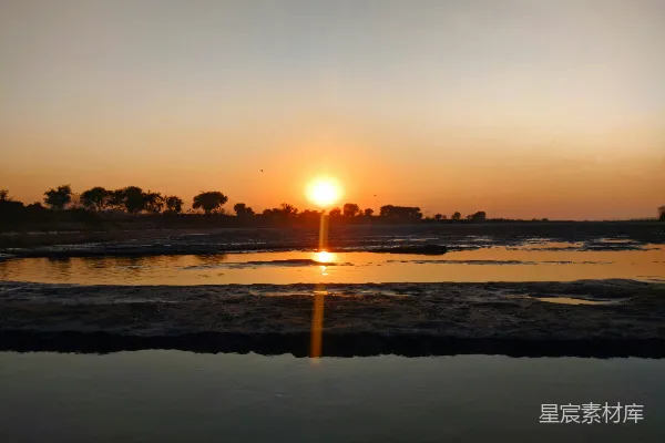 高清摄影 夕阳落下在一片水域之上