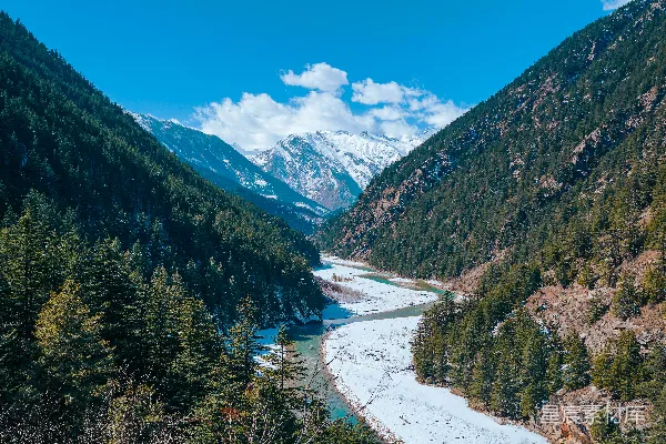 高清摄影 山中一条河的景色